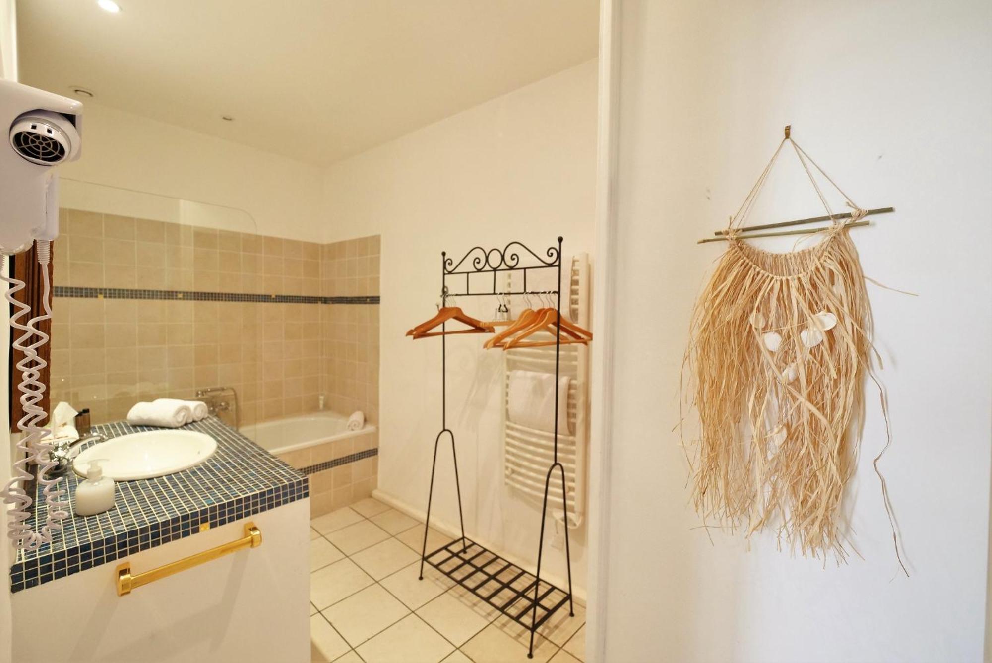 Chambres Du Vieux Bistrot Cabrieres-d'Avignon Екстер'єр фото