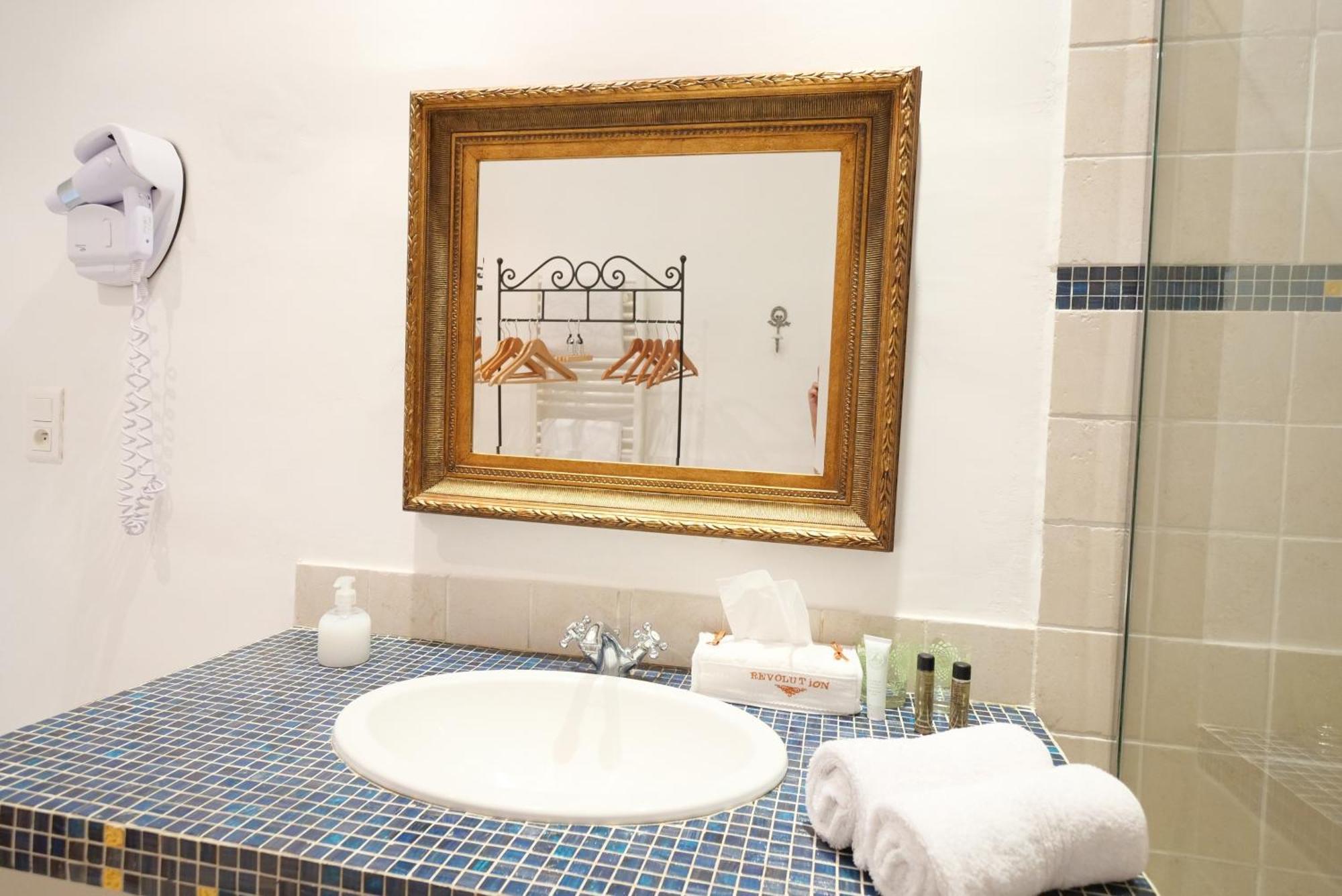 Chambres Du Vieux Bistrot Cabrieres-d'Avignon Екстер'єр фото