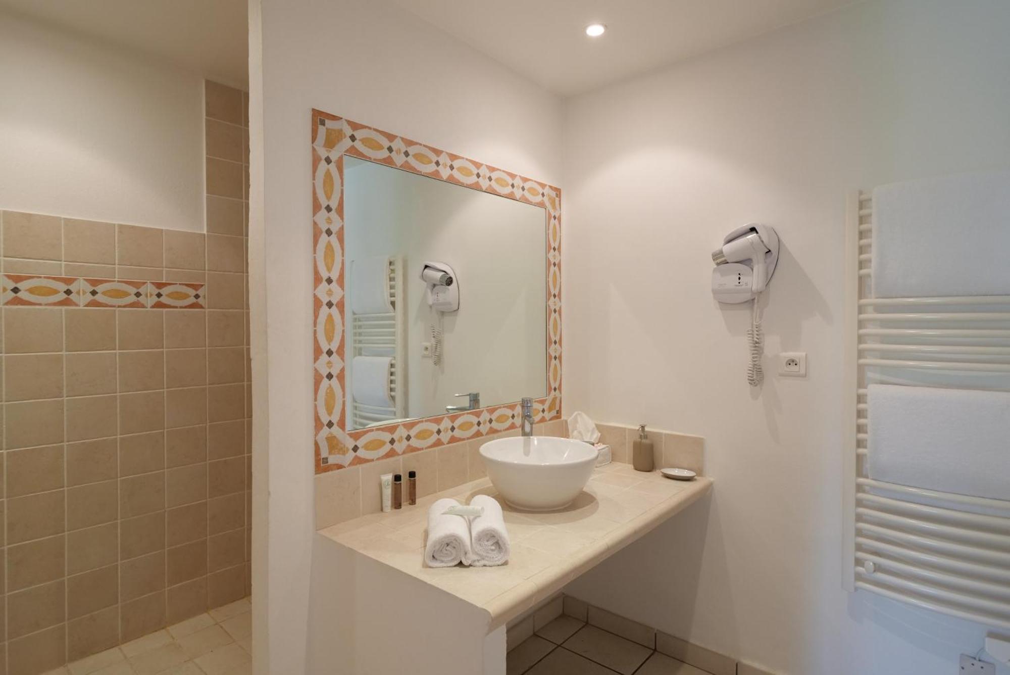 Chambres Du Vieux Bistrot Cabrieres-d'Avignon Екстер'єр фото